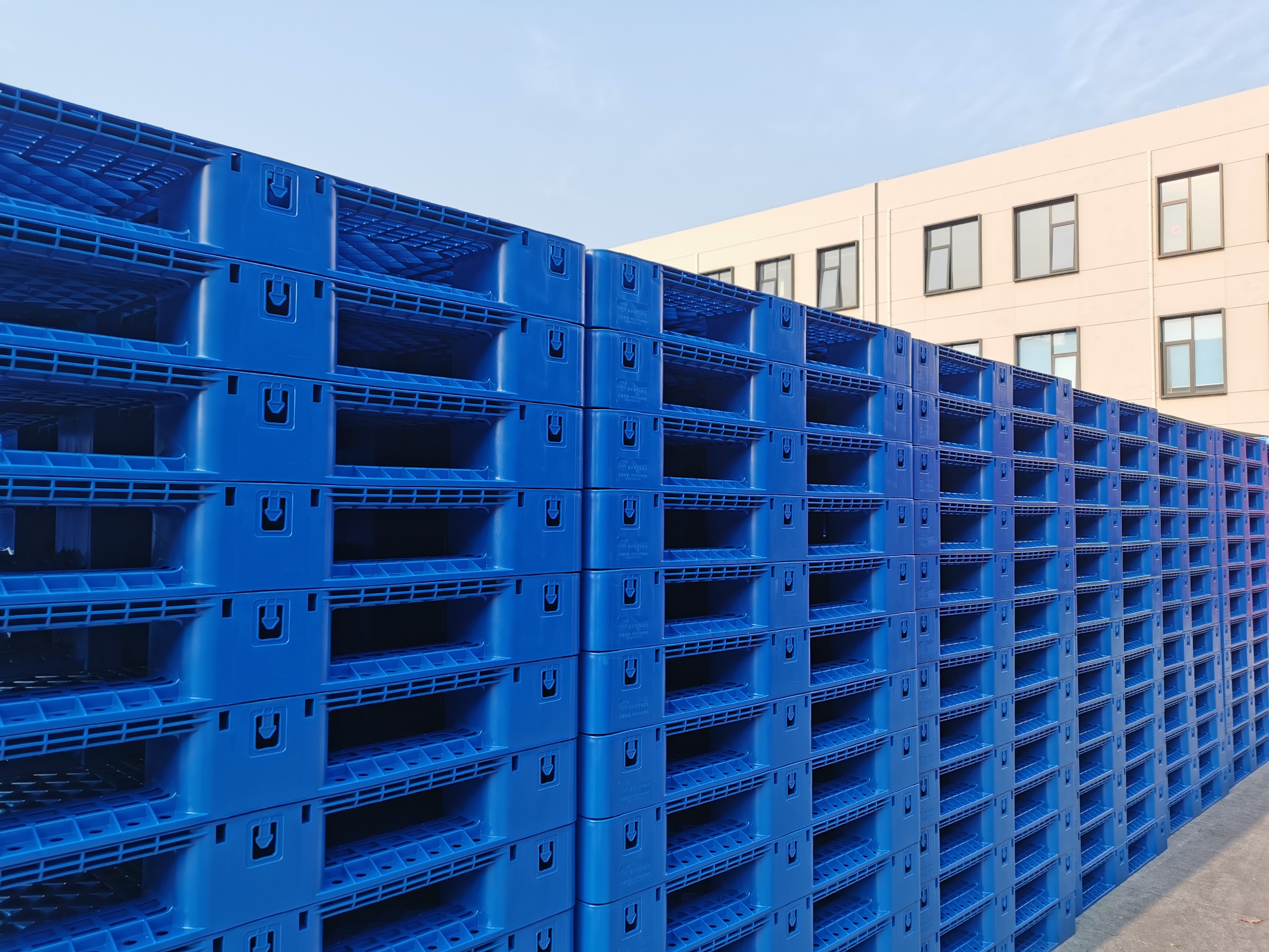 บล็อกบริษัทล่าสุดเกี่ยวกับ เหตุ ผล ที่ โป้ พลาสติก กําลัง ทํา การ ปฏิวัติ ใน อุตสาหกรรม โลจิสติก